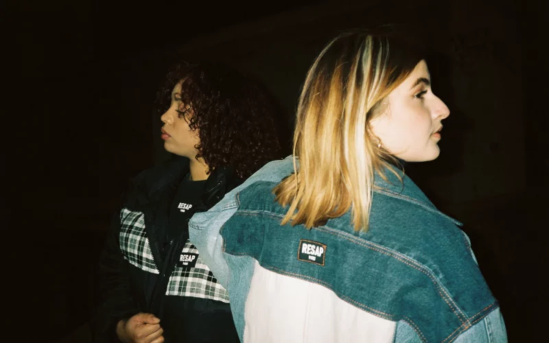 Deux jeunes femmes posant pour la marque de vêtements upcyclés Resap Paris