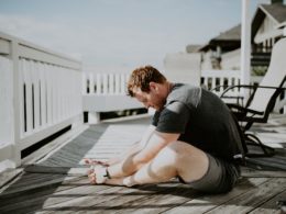 Homme en séance de relaxation