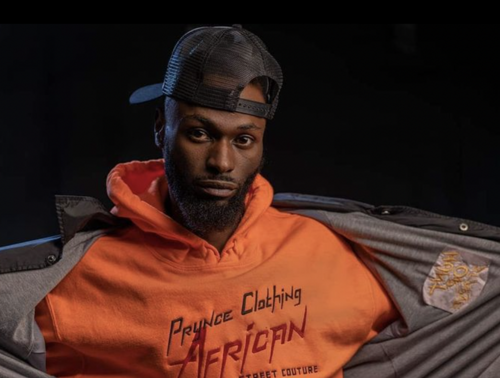 Personne debout de dos habillée avec un sweat de la marque Prynce Clothing