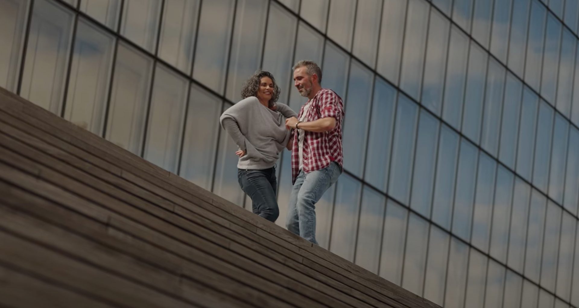 Els’y danse avec Samuel Bajou devant la BNF dans le clip Cancan