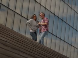 Els’y danse avec Samuel Bajou devant la BNF dans le clip Cancan