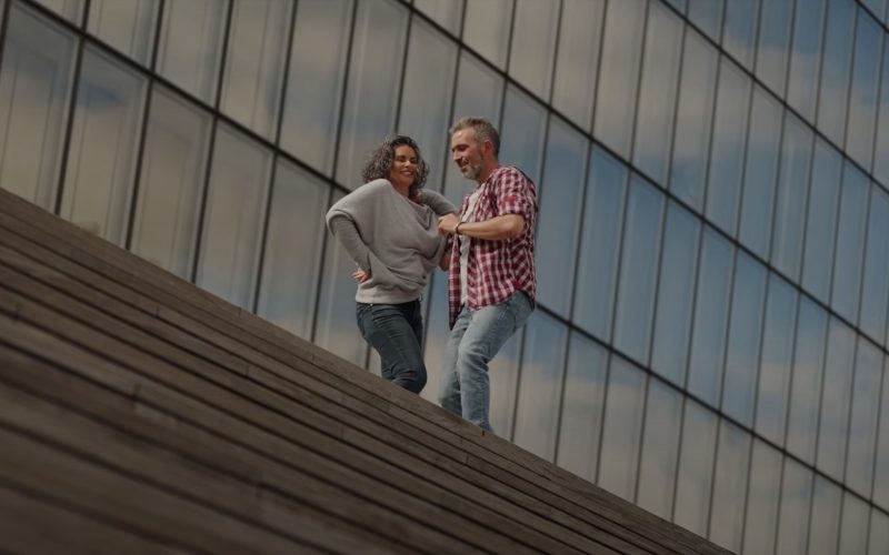 Els’y danse avec Samuel Bajou devant la BNF dans le clip Cancan