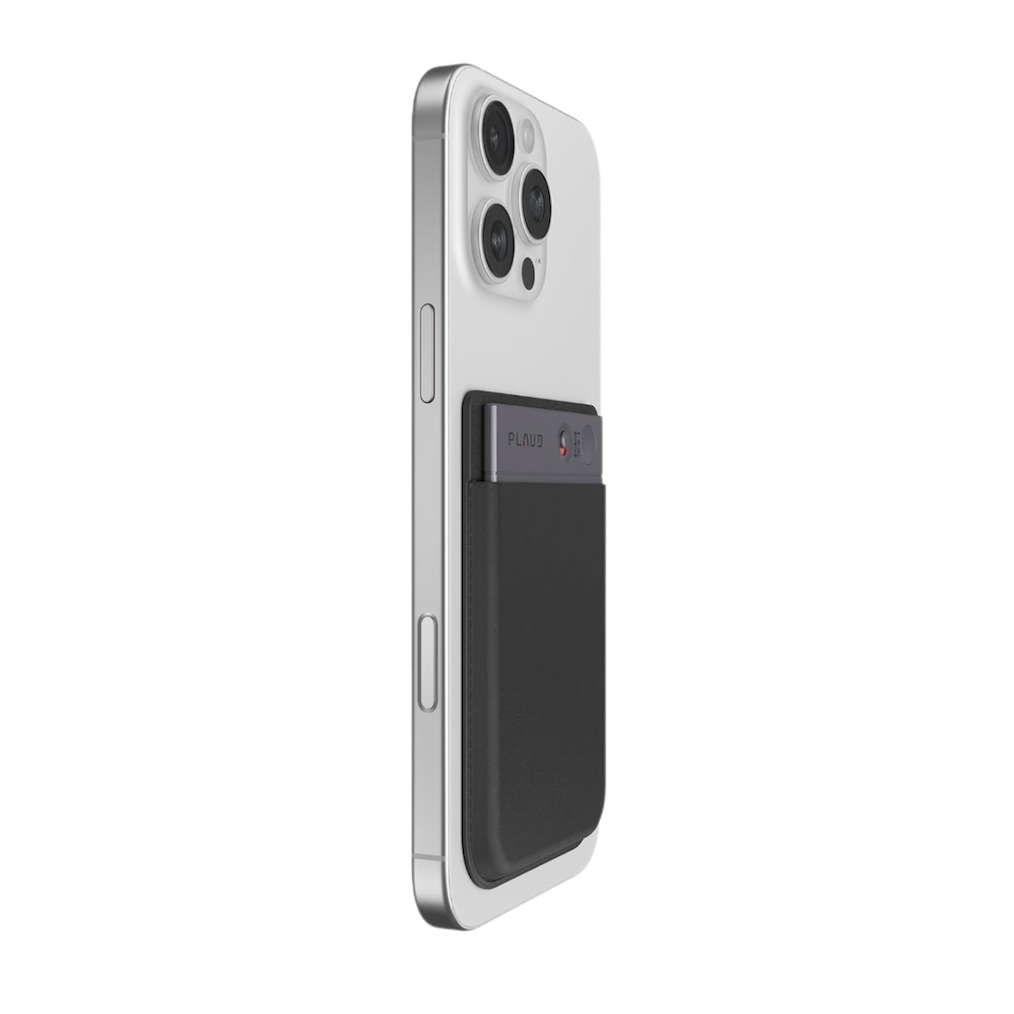 Enregistreur vocal IA PLAUD Note fixé à l’arrière d’un iPhone – format compact et discret pour les professionnels