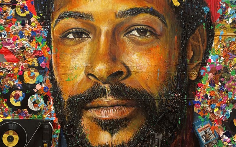Portrait artistique de Marvin Gaye par Yann Couedor en collage et peinture avec vinyles et textures colorées